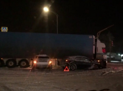 Впечатались в фуру: массовое ДТП в Волгограде попало на видео