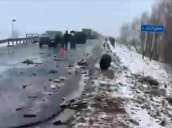 Премиальные иномарки разбились в жутком ДТП в снегопад под Волгоградом: есть погибший