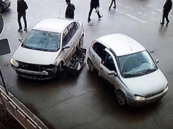В Волгограде на видео попало столкновение Renault и Lada Kalina