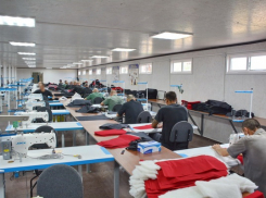 Заключенные Волгоградской области начали массово шить зимние костюмы 