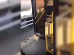 Волгоградские автобусы морозят пассажиров открытыми на ходу дверьми и кондиционерами