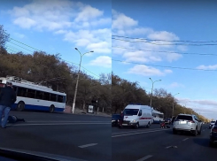 На видео попал погибший под колесами иномарки волгоградец, проигнорировавший «зебру»