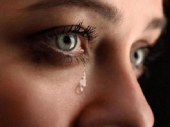 Трое подростков месяц «кошмарили» волгоградку поджогом авто и траурным венком под дверью