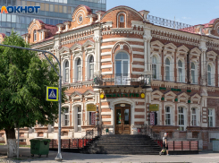 Украшение улицы Комсомольской в Волгограде: дом царицынских купцов, куда теперь ходят за выпивкой 