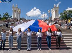 Утомлённые жарой и солнцем: в Волгограде пронесли 100-метровый флаг России