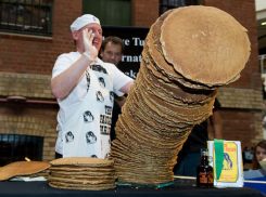 В Волгограде испекли блин из 10 килограммов муки и 150 яиц 