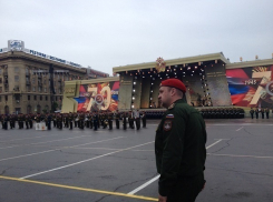 Ливень в Волгограде не помешал тысячам зрителей прийти на Парад Победы