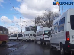 Маршрутчикам Волгограда запретили вешать на авто политические лозунги во время автопробега