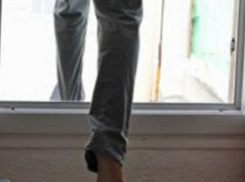 Волгоградец переломал себе все кости и остался жив, упав с балкона 