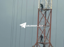 Гигантская заброшенная радиовышка стала развлечением детей в Волгограде 