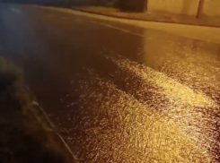 Холодная вода течет по улице, пока волгоградцы набирают кипяток