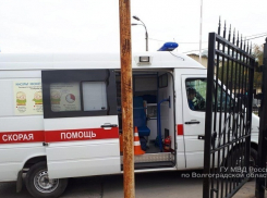 Волгоградка получила травмы в карете скорой помощи возле больницы №25