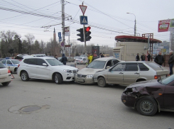 В Ворошиловском районе Волгограда произошла тройная авария