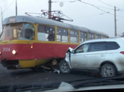 Внедорожник протаранил трамвай на юге Волгограда 