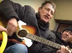 Волгоградцы сняли на видео концерт нетрезвого пассажира автобуса №25