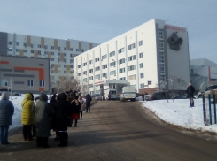 Пациентов вывели без одежды на улицу: в Волгограде экстренно эвакуировали больницу № 25