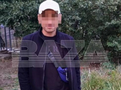 Двенадцатилетнюю волгоградку начал душить незнакомец в подъезде