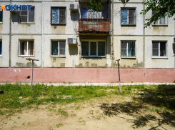 Годовалый ребенок умер через месяц после падения с пятого этажа в Волгоградской области