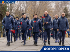 Синяя форма и алые гвоздики: сборные России и Кубы  поднялись на вершину Мамаева кургана в Волгограде