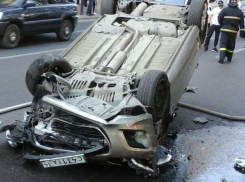 В самом центре Волгограда при аварии опрокинулась иномарка