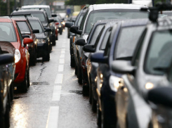 Проспект Ленина в Волгограде встал в утреннюю пробку