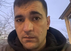 В Волгоградской области найден молодой мужчина с татуировкой Анубиса