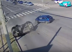 Авария с опрокинутым ВАЗом на Второй продольной в Волгограде попала на видео 