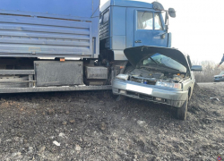 В Волгоградской области «двенадцатая» оказалась под колесами КамАЗа 