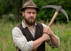 Волгоградец вспорол себе живот во время покоса травы