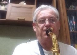 Депутат Волгоградской облдумы сыграл на саксофоне песню The Beatles