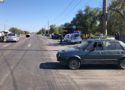 Столкнувшиеся в Волгограде легковушки отбросило на пешехода: женщина погибла на месте