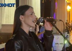 К уличным музыкантам присоединилась известная спецкор из Волгограда 