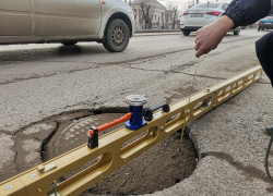 Сотрудники ГИБДД Волгограда выявили многочисленные дефекты на дорогах Ангарского