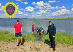 Тело отдыхающего на лодке подняли водолазы под Волгоградом