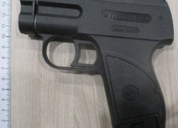 Волгоградец с газовым пистолетом ограбил прохожего 