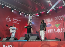 Тысячи фанатов подпевали группе «Корни» перед игрой сборных РФ и Буркина-Фасо в Волгограде