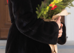 У волгоградки украли норковую шубу, пока она пела в караоке 