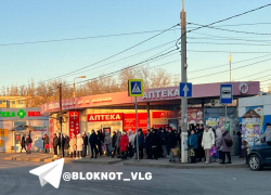 Гигантская толпа собралась на морозе на юге Волгограда