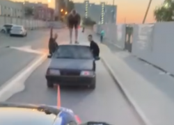 Молодые парни устроили «покатушки» на крыше ВАЗа в Волгограде