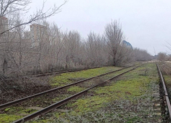 Почти 3 километра заброшенных путей с видом на знаковую высотку продают за 100 миллионов РЖД в Волгограде