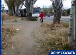 «И в дождь, и в снег под открытым небом»: волгоградцы 2 года ждут от администрации автобусную остановку