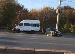 Nissan протаранил маршрутку в Волгограде: двое детей в больнице