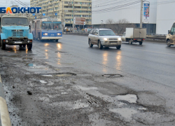 В Волгограде спасатели вытащили из Волги упавшую с моста 17-летнюю девушку