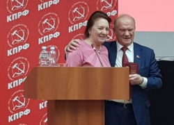 Главный волгоградский коммунист напросилась в объятия к Геннадию Зюганову