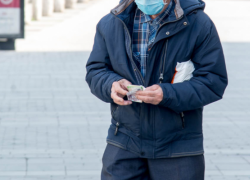 В Волгограде с нового года поднимут зарплату помощникам депутатов