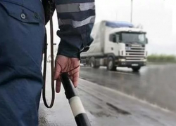 Водитель саратовского грузовика попался с поддельным полисом ОСАГО под Волгоградом