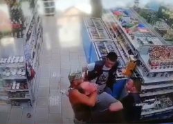 Опубликовано видео задержания волгоградцами в магазине опасного педофила и убийцы