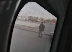 Грузовик сгорел на автобусной остановке в Волгограде