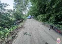 Зумерша на квадроцикле сбила велосипедистку и свалилась в канал под Волгоградом