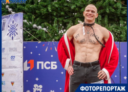 Санта в ошейнике и Снегурочка в кроссовках: странные персонажи замечены в центре Волгограда